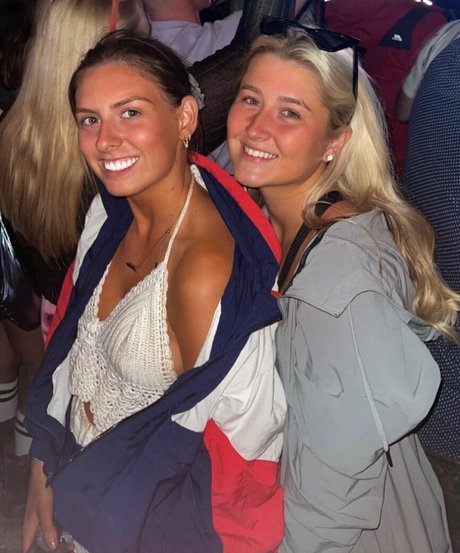 Laura Brophy 裸の女優 写真