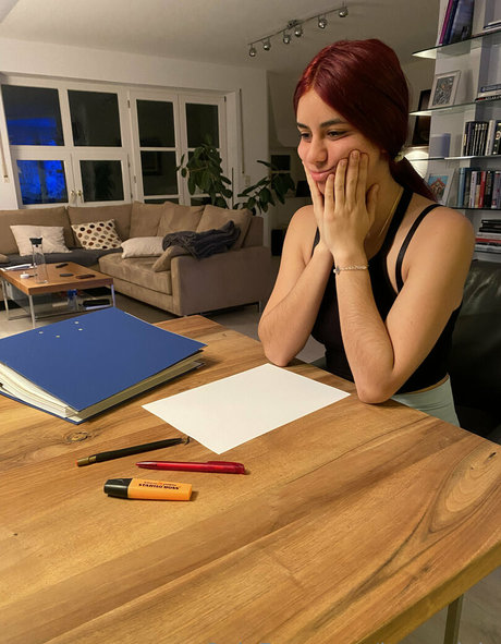 アジア人のティーンの足 オンリーファンズ 裸 写真