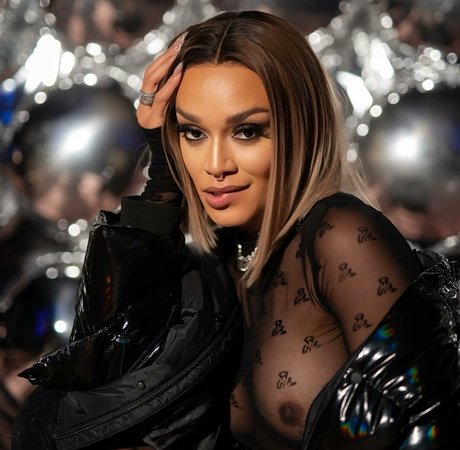 Pearl Thusi HDスター ギャラリー