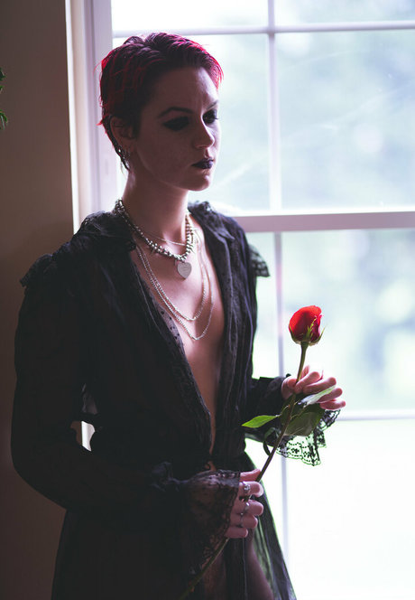 ブラックマジックオンリーファンズ セクシー裸 写真