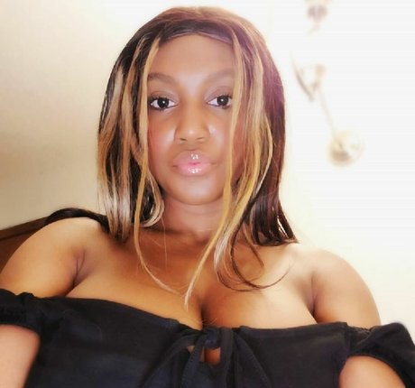 巨乳で曲線美のOnlyFans 限定 ギャラリー