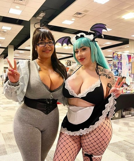 巨乳で曲線美のOnlyFans ヌード 画像