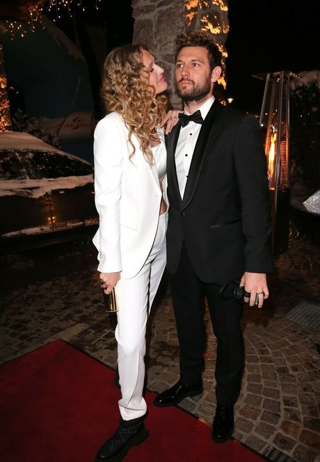 Toni Garrn ヌードのポルノスター 写真