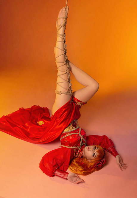 曲線美のラテン系オンリーファンズ 裸 画像