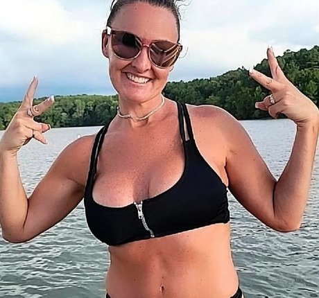 大きな黒い猫OnlyFans ヌード 画像