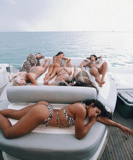 Paula Dinamicah ホットなモデル 写真