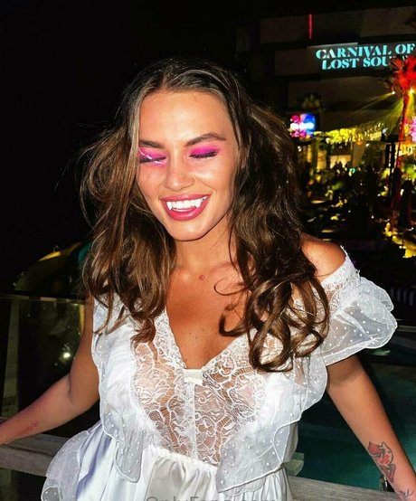 フィットネスインフルエンサーオンリーファンズ 美しいヌード 写真