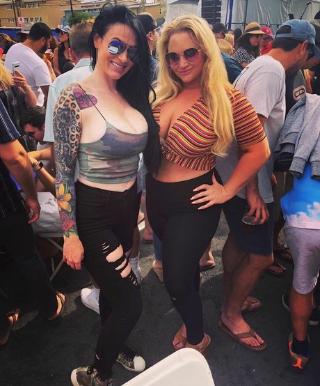 小人ヌードオンリーファンズ ホット 写真