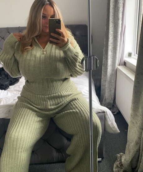 bustyholly ヌードモデル 写真