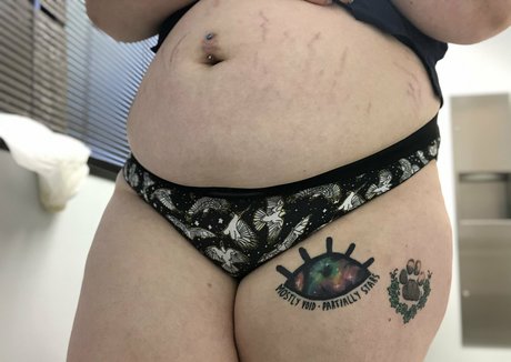 巨大なチンポを持つシーメールオンリーファンズ 無料ポルノ 画像