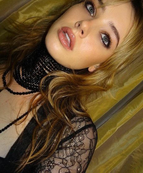 Katherine Langford ポルノスター 写真