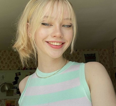 Lola Clark 高品質女優 写真