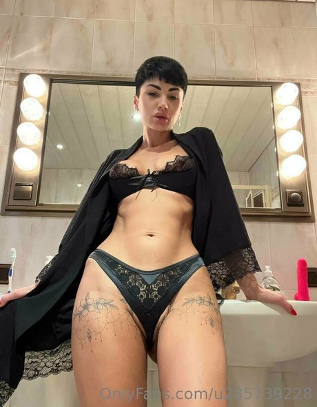 黒人フェムボーイオンリーファンズ 美しい 写真