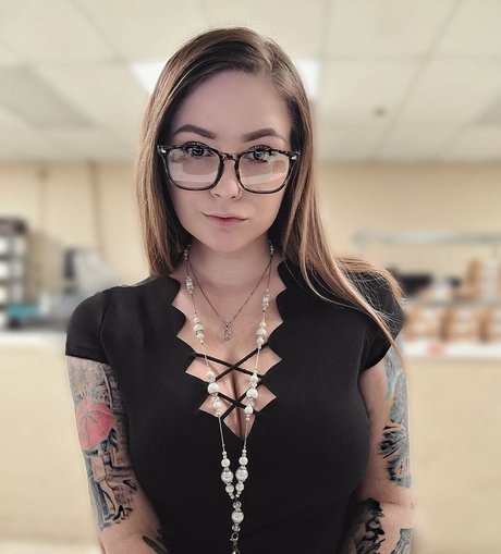 18歳のオンリーファンズ アート裸 ギャラリー