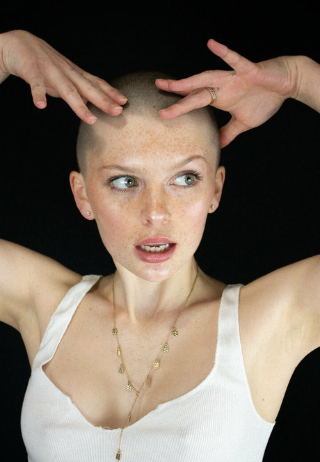 巨乳で曲線美のOnlyFans ホット裸 写真