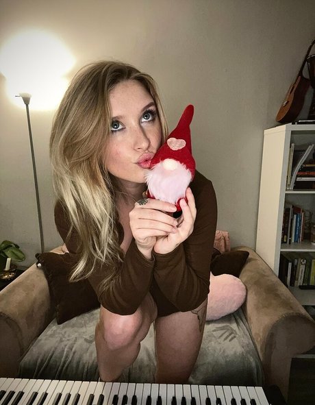 小人ヌードオンリーファンズ ヌード 写真