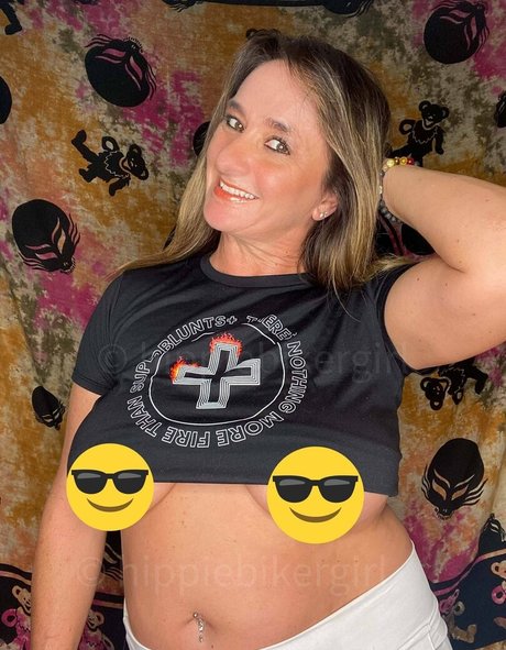 硬い乳首 OnlyFans ヌード 画像