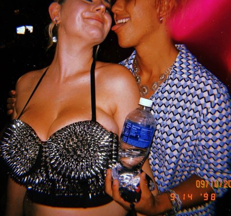 Emily V かわいいモデル 写真