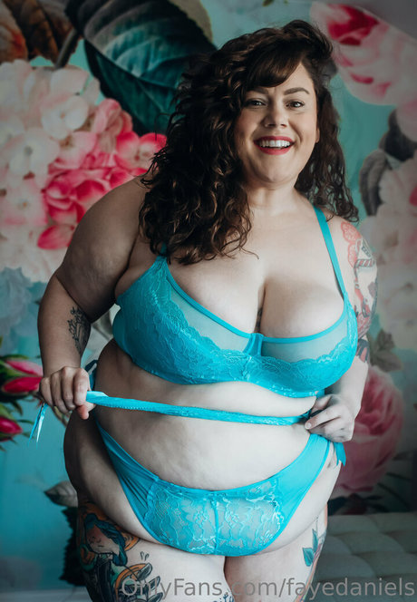 巨乳ブルネットオンリーファンズ ヌード ギャラリー