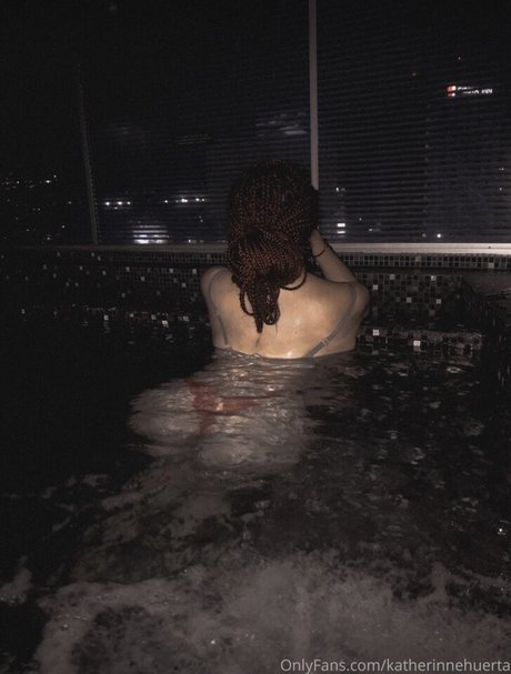 アラブのティーンズオンリーファンズ ホットヌード 写真