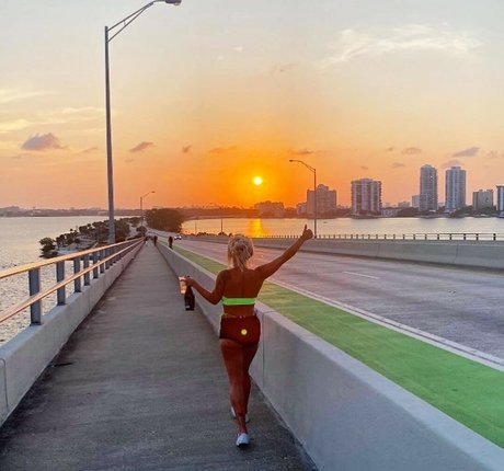 大きなお尻と巨乳のオンリーファンズ ポルノ 写真