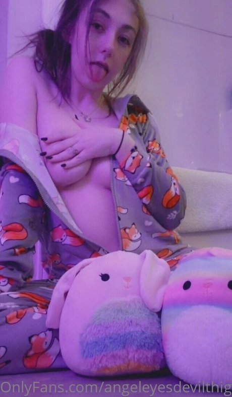 Angel Eyes Devil Thighs セクシーモデル 写真