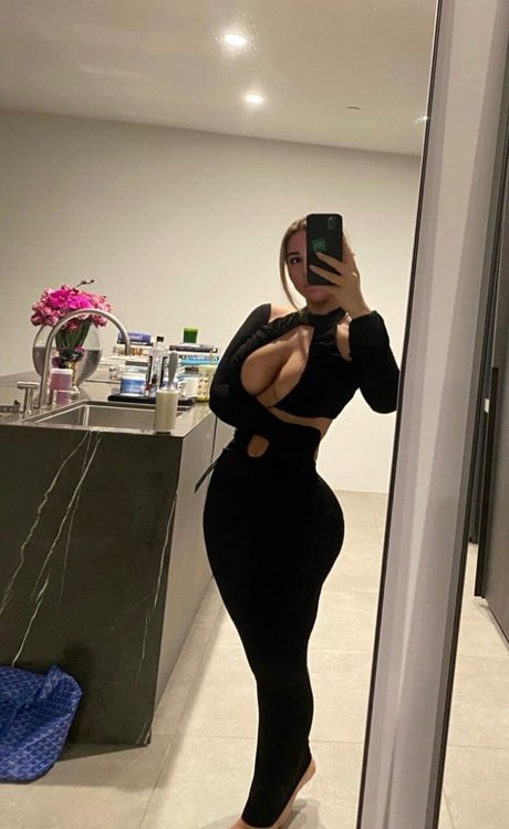 巨大な天然おっぱいオンリーファンズ ホットヌード 画像