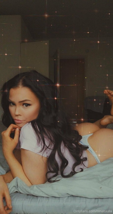 曲線美の女の子オンリーファンズ セクシーヌード 画像