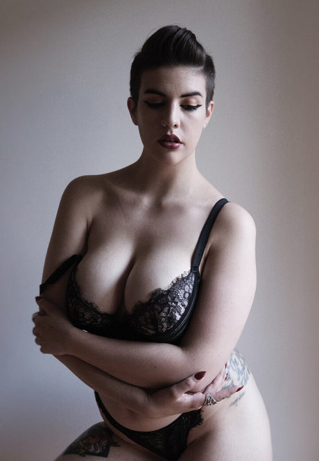 巨乳の熟女オンリーファンズ ホットxxx 写真