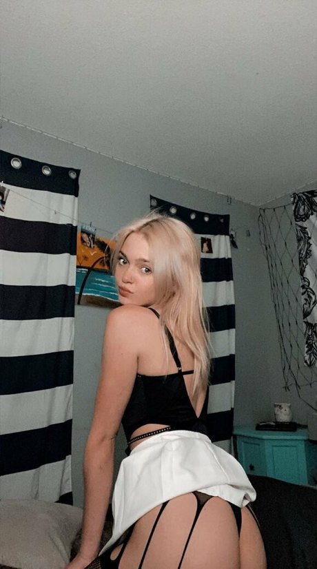 ブッシュ・オンリーファンズ エロチック 写真