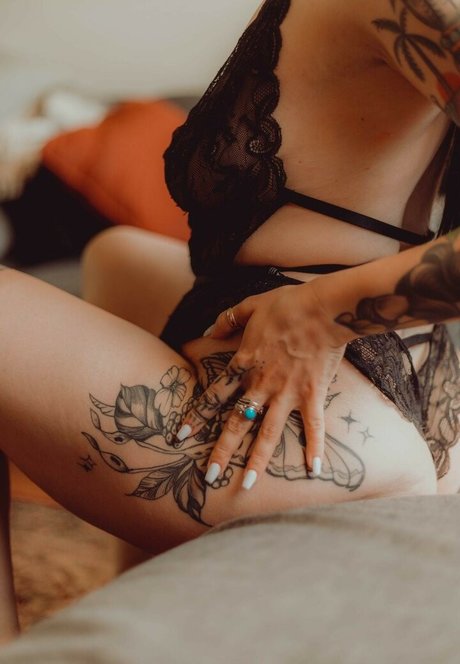 曲線美のランジェリーOnlyFans ポルノグラフィック 画像