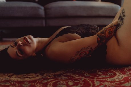 Thatsoraven95 xxxモデル 画像