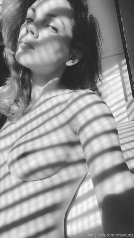 Ora Young 完璧なスター 写真