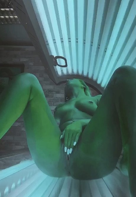 Imogen Lucy Holland ヌードスター 画像