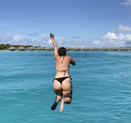 巨乳の黒人女性オンリーファンズ ホット裸 画像