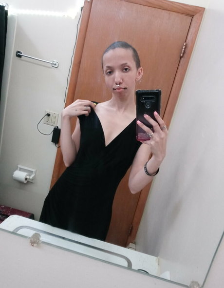 巨大なチンポを持つシーメールオンリーファンズ 美しいxxx 画像