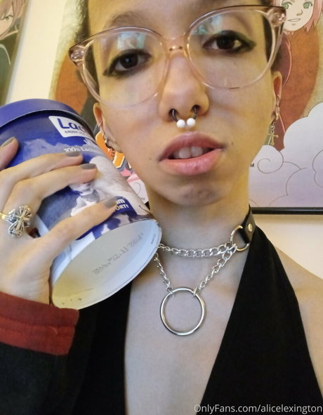 ベビーシッターオンリーファンズ セクシー 画像