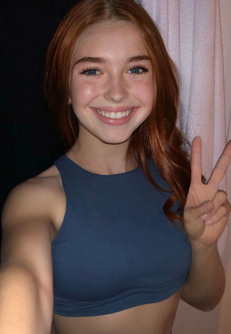 im just a girl アート女優 画像