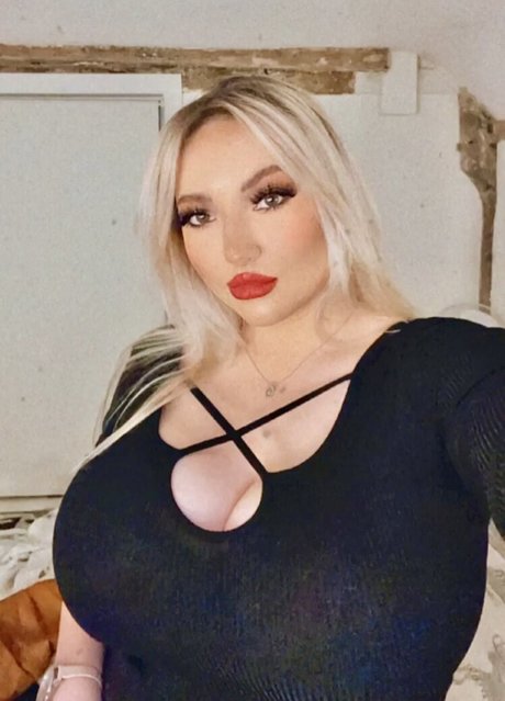 裸の熟女オンリーファンズ ポルノグラフィック 写真