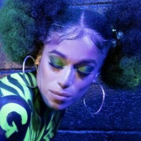 背が高くて巨乳のOnlyFans 可愛い 画像