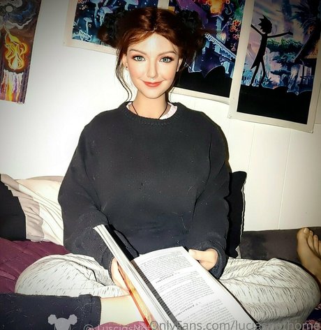 太めのブロンドオンリーファンズ ホットセクシー 写真