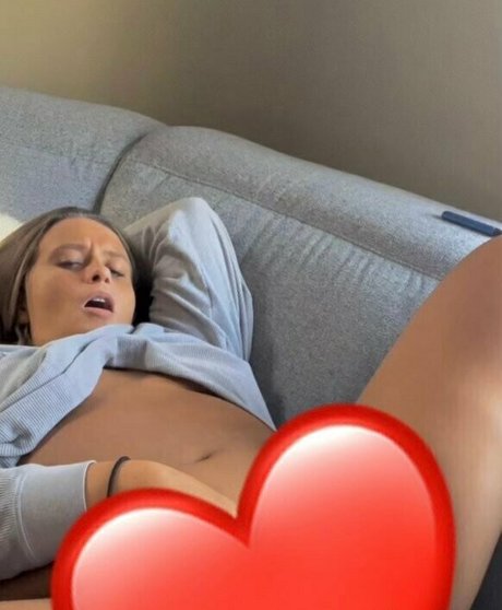 ダーティトークオンリーファンズ セクシーヌード 画像