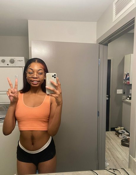 ブラジルの猫オンリーファンズ アートヌード 画像