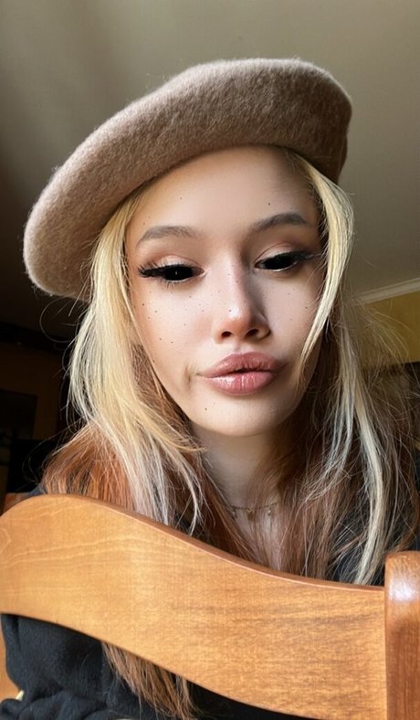 曲線美の女の子オンリーファンズ セクシーヌード 写真