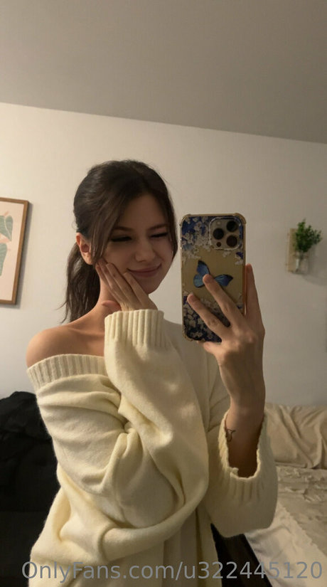 18歳のオンリーファンズ セクシー裸 写真