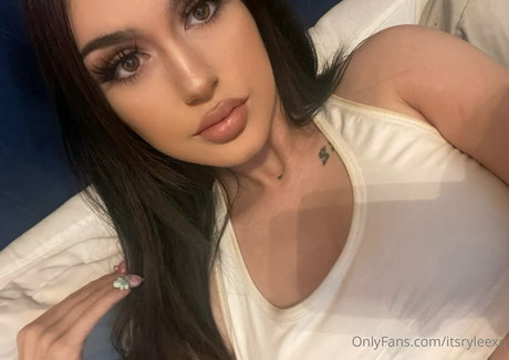 itsazaleaxo アダルトモデル 写真