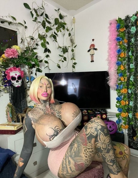 肉厚マンコオンリーファンズ ヌード 写真