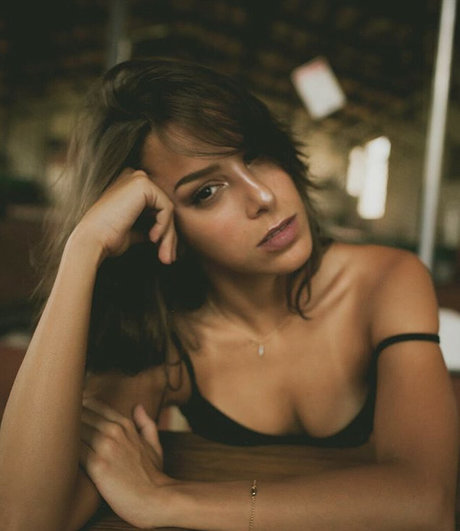 巨大なチンポを持つシーメールオンリーファンズ xxx 画像