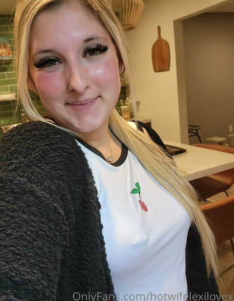 hotwifelexilovex ポルノモデル 写真