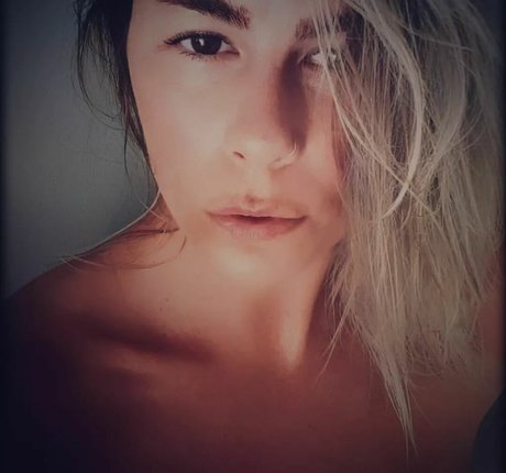 巨乳ティーンオンリーファンズ ホット裸 写真